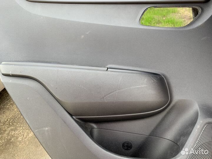 Обшивка двери зажней kia rio 4