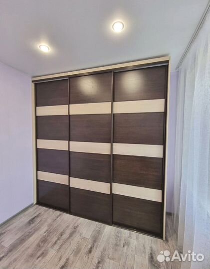 Современный распашной шкаф