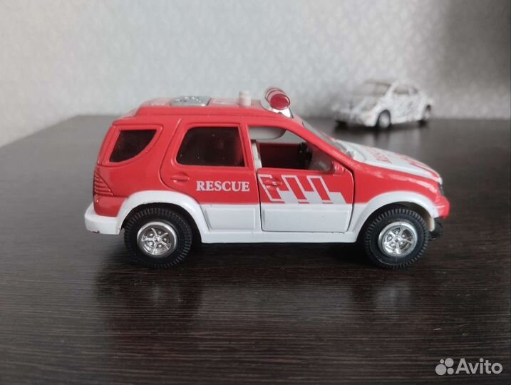 Коллекционная модель машина 1:32