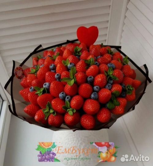 Съедобные букеты из клубники