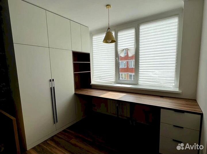 Письменный стол у окна на заказ