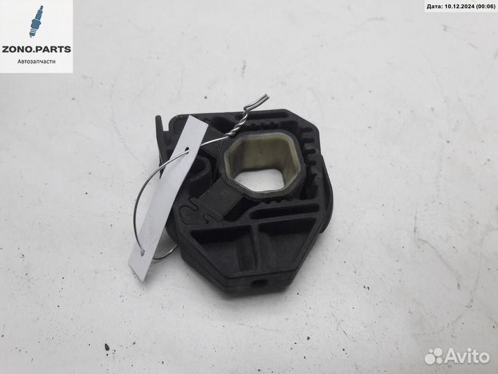 Кронштейн радиатора 1k0121867d на Volkswagen Golf-5