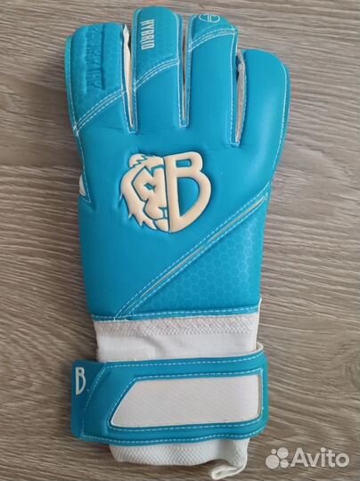 Вратарские перчатки детские и взрослые