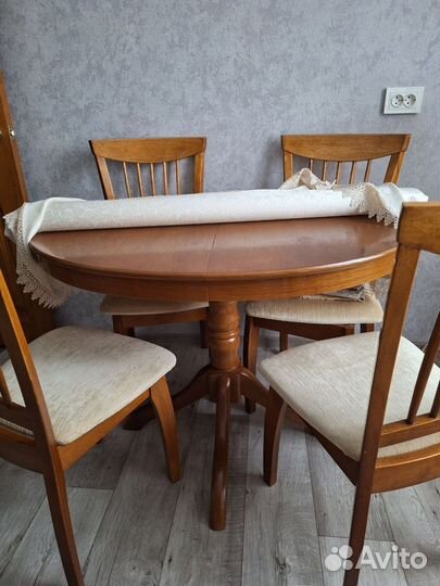 Кухонный стол и стулья