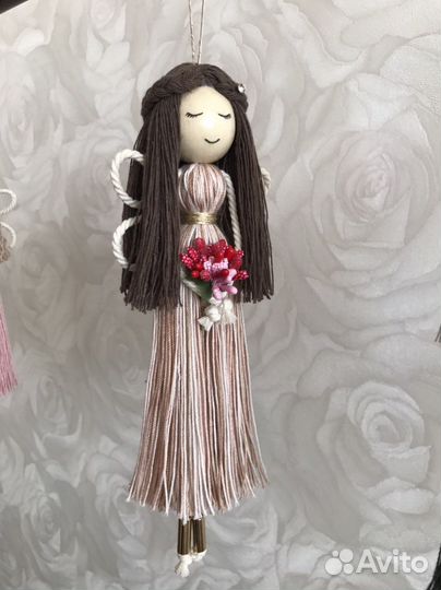 Кукла из нитей макраме