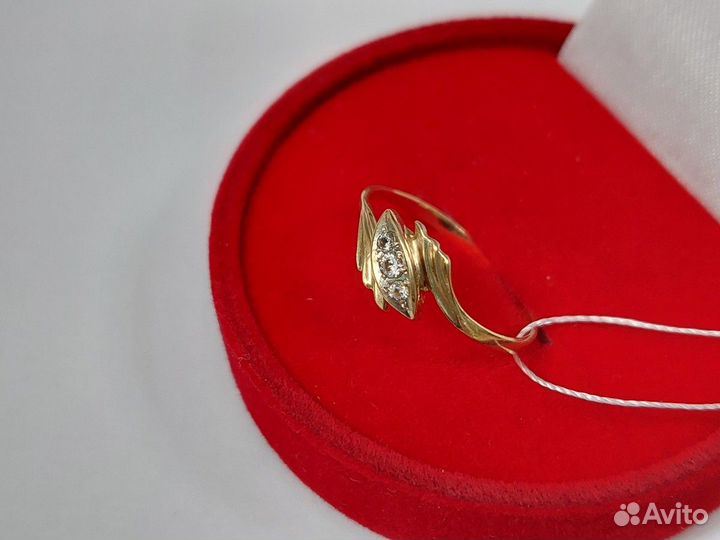 Кольцо с камнями золотое