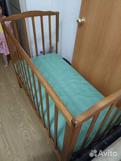 Детская кроватка с маятником