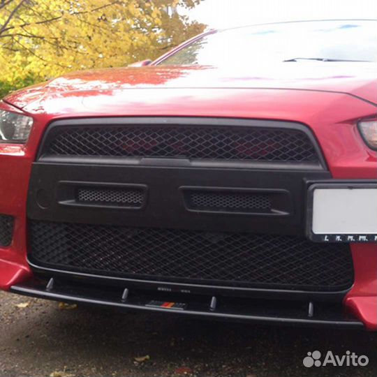 Центральная вставка между клыков Митцубиси Лансер