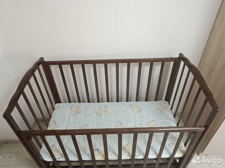 Детская кроватка с маятником
