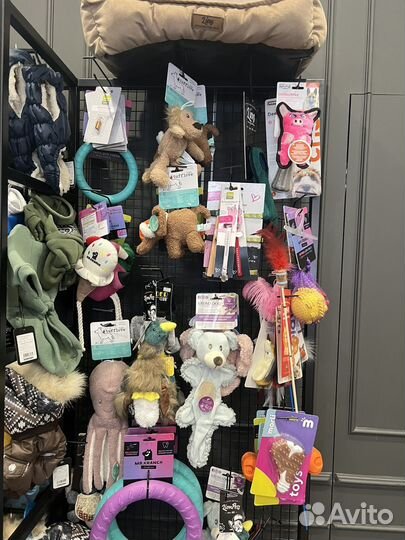 Игрушки и одежда для собак