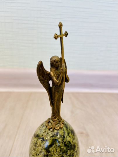 Яйцо пасхальное с Архангелом, камень-змеевик