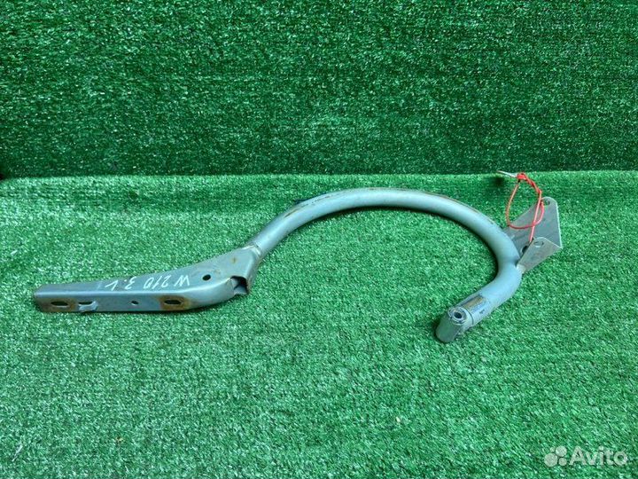 Петля багажника задняя левая Mercedes-Benz E W210