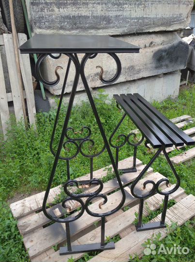 Столик и лавочка на кладбище