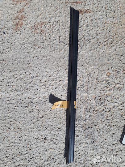 Бархотка стекла двери передний левый внутренний