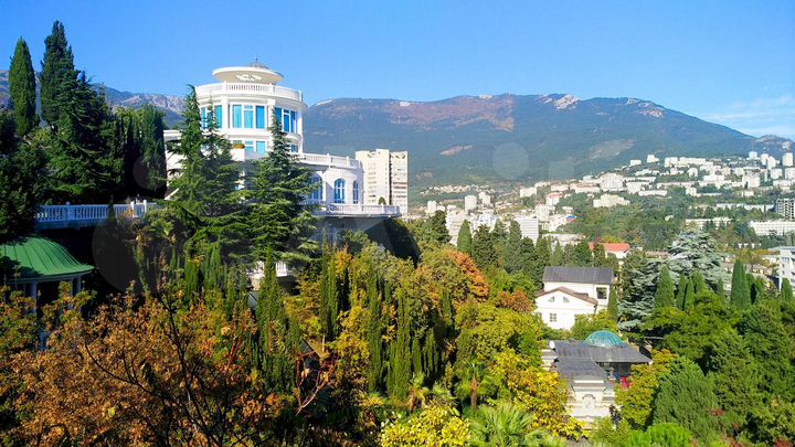 Дом 830 м² на участке 8,5 сот.