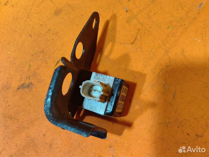 Датчик airbag правый Toyota Premio ZZT240 1ZZ-FE