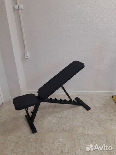 Скамья с гантелями