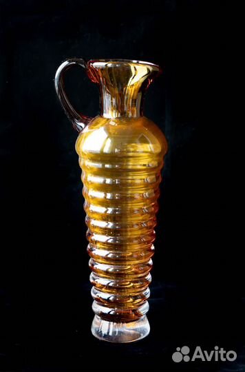 Изящный кувшин янтарное стекло