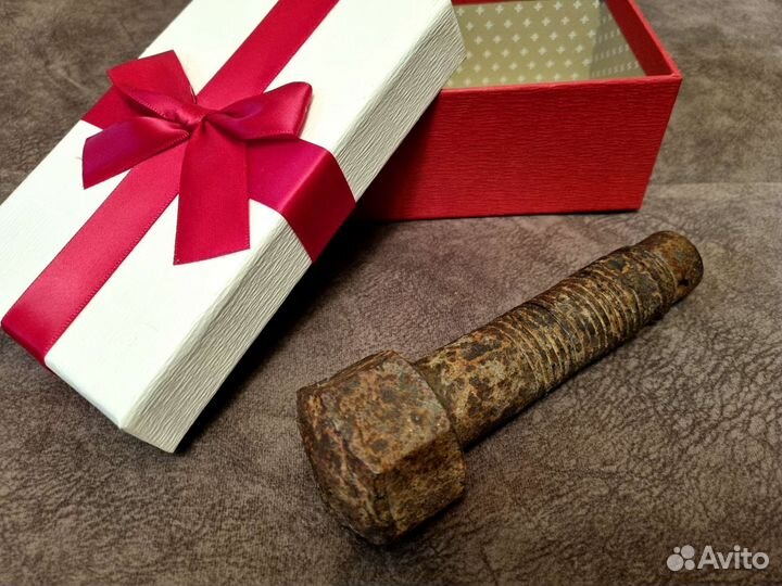 Большой и толстый ложить болт