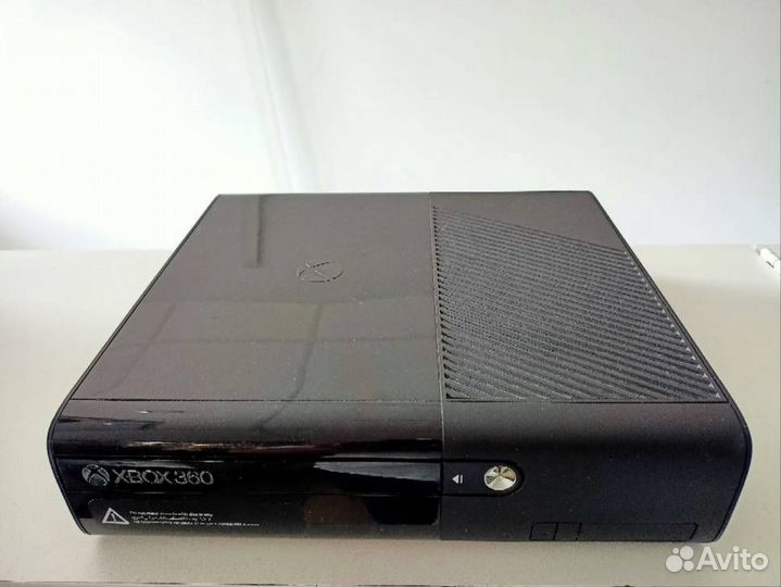 Xbox 360 E Игровая Приставка + Два Геймпада