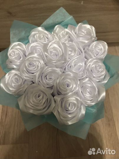 Букет из атласных белых роз