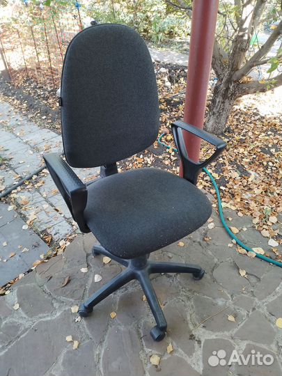 Стул кресло офисный на колесах