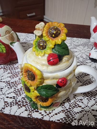 Заварочные чайники и сахарница