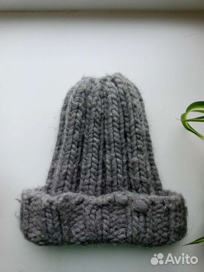 Шапка серого цвета ручной работы