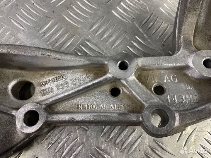 Кронштейн рычага передний левый Volkswagen Golf