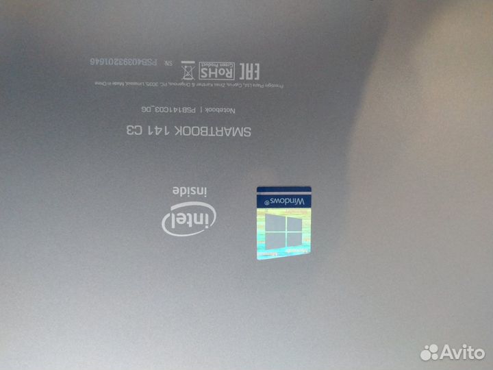 Новый тонкий стильный ноутбук