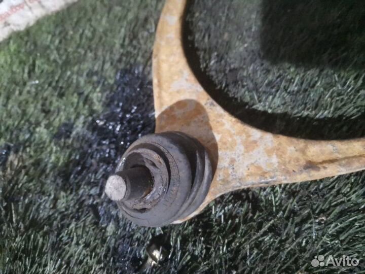 Рычаг подвески верхний передний правый Lexus Gs300