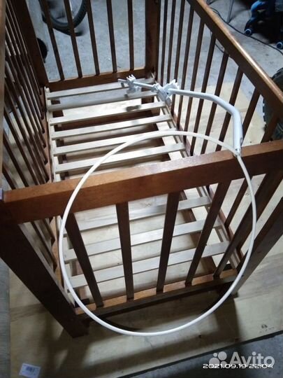 Детская кроватка с маятником