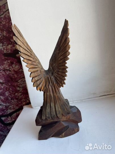 Статуэтка орла дерево