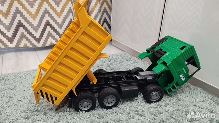 Машина самосвал Bruder