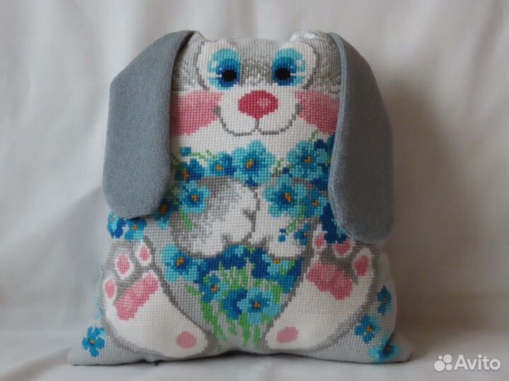 Подушка вышитая крестиком зайчик медвежонок