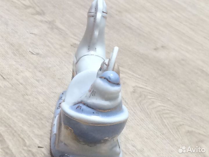 Фарфоровая статуэтка 