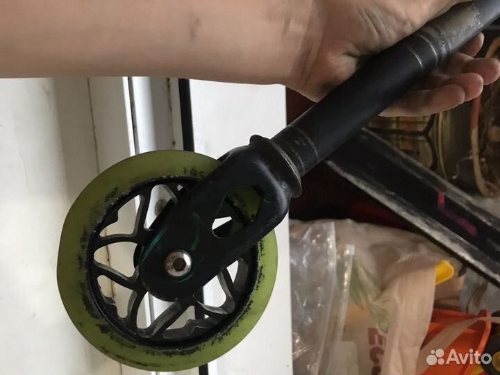 Вилка с колисом колесо железное светится в тимноте