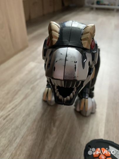 Динозавр робот на пульте