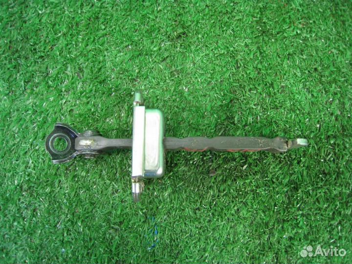 Ограничитель двери передней правой Toyota Yaris P