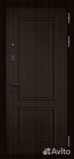 Входная дверь в квартиру с зеркалом