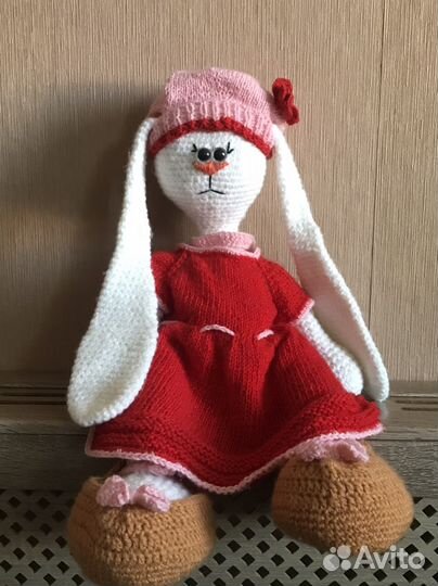Вязанная игрушка Модная зайка