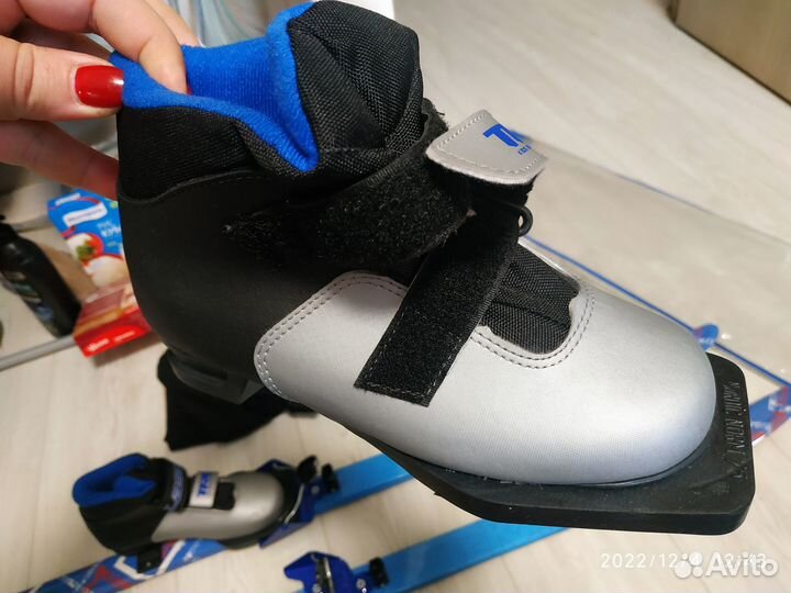 Лыжи беговые и ботинки размер 32