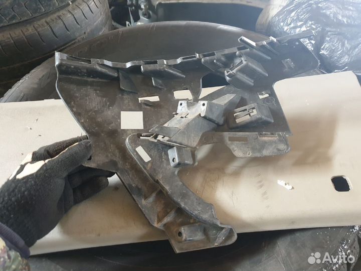 Кронштейн левого омывателя фар Volvo S60 II