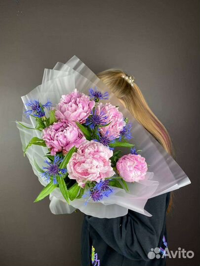 Букет из васильков и пионов