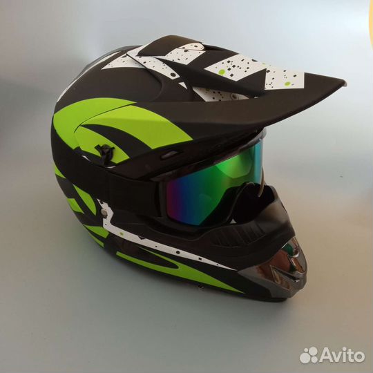 Кроссовый шлем с очками и перчатками