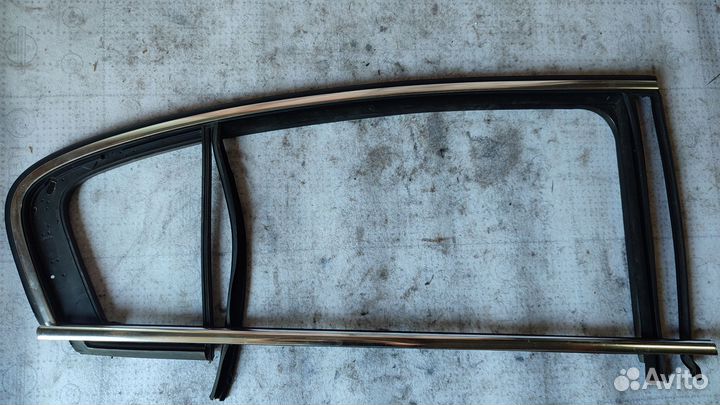 Молдинг двери задней правой VW Passat b6