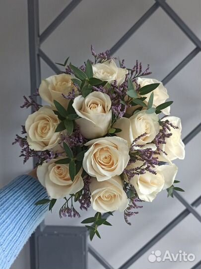 Свадебный букет из роз с лимониумом и эвкалиптом