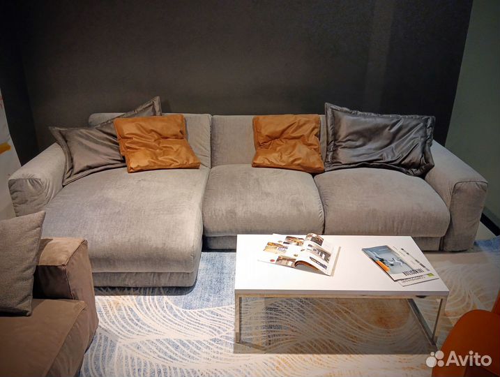 Современный диван с оттоманкой