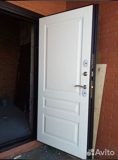 Уличная входная дверь с терморазрывом