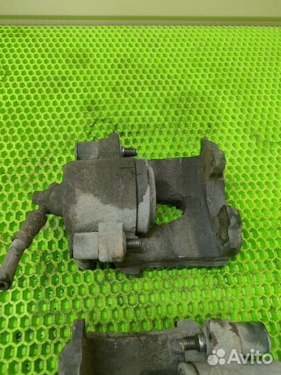 Передний суппорт Volkswagen Jetta 5 1.6 bse